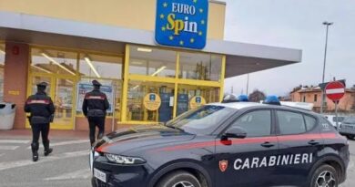 Anziana in difficoltà ruba una scatoletta di tonno all’Eurospin, carabiniere la paga al posto suo